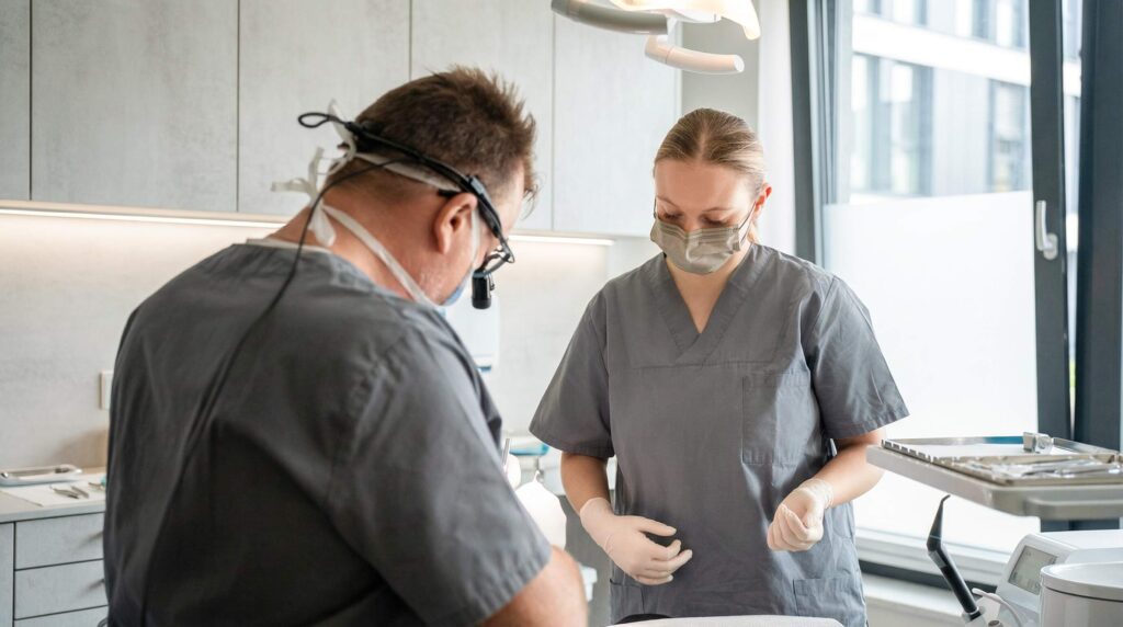 Zahnarzt und Assistentin in Bad Säckingen bei der Vorbereitung einer Parodontitis Behandlung – erfahrenes Team in moderner Praxis